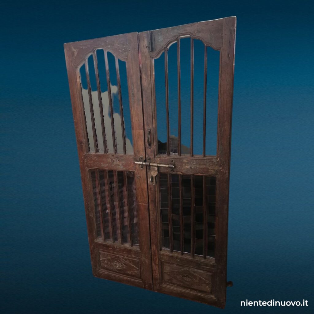 41029 Vecchio portoncino a due battenti in legno con grate in ferro