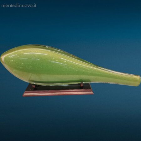 Scultura in vetro di Murano verde con scaglie d'oro raffigurante un elegante pesce su supporto in legno.