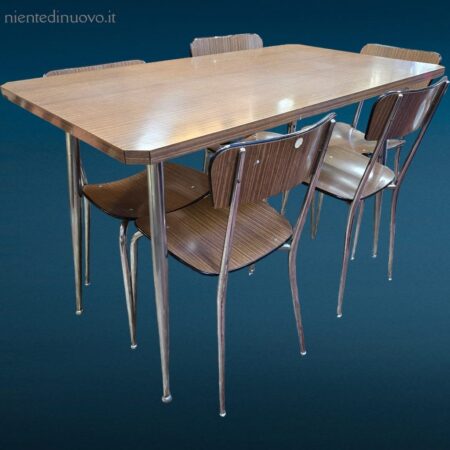 Tavolo con 5 sedie vintage anni 70, struttura in acciaio e piano in formica color legno, ottime condizioni generali, autentico design anni Settanta.