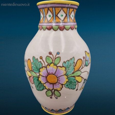 Vaso in ceramica di Vietri firmata, artigianale con dettagli unici.