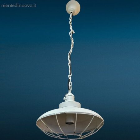 grazioso lampadario in metallo verniciato bianco,in stile vintage