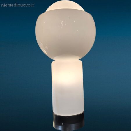 Lampada da appoggio design italiano in vetro di Murano bianco opalino con base cilindrica e palloni concentrici.