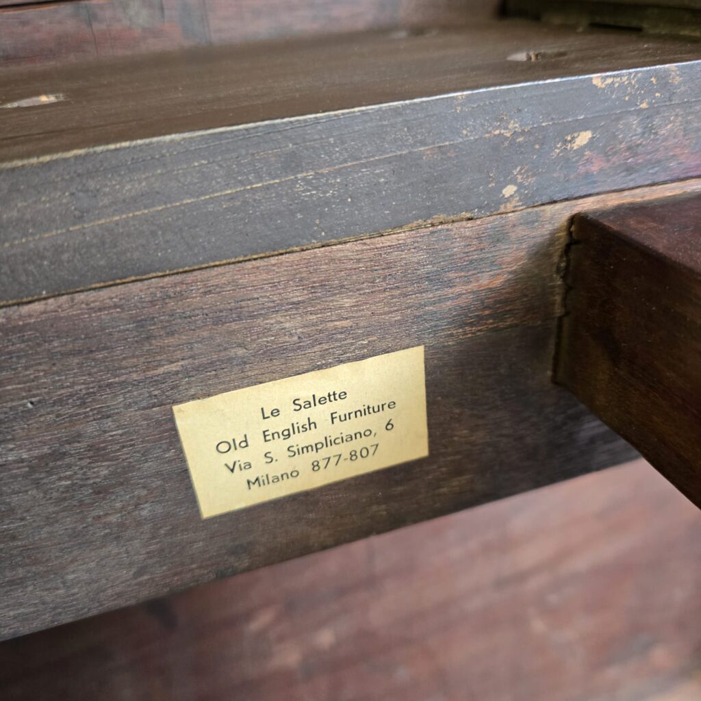 Tavolo inglese allungabile a bandelle in massello di mogano con rotelle metalliche.