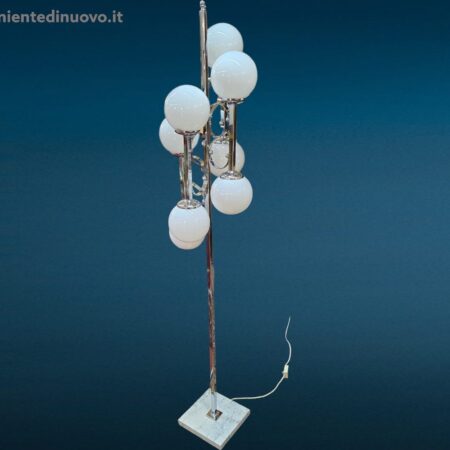 Lampada da terra anni 70 con diffusori in vetro opalino bianco e struttura cromata.