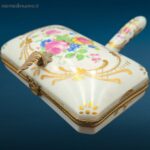 Scatola Limoges con coperchio decorato a mano in oro zecchino, con finiture in ottone e porcellana di alta qualità.