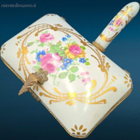 Scatola Limoges con coperchio decorato a mano in oro zecchino, con finiture in ottone e porcellana di alta qualità.