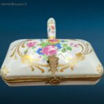 Scatola Limoges con coperchio decorato a mano in oro zecchino, con finiture in ottone e porcellana di alta qualità.