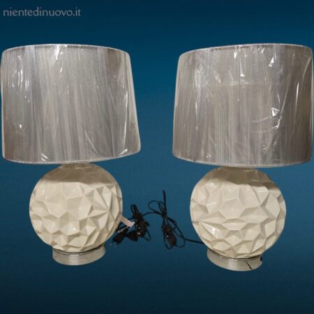 Lampada da tavolo con base in ceramica bianca lavorata e paralume moderno in filamenti argento