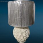 Lampada da tavolo con base in ceramica bianca lavorata e paralume moderno in filamenti argento