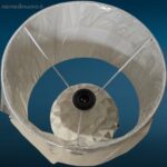 Lampada da tavolo con base in ceramica bianca lavorata e paralume moderno in filamenti argento