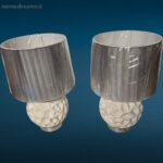 Lampada da tavolo con base in ceramica bianca lavorata e paralume moderno in filamenti argento