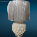 Lampada da tavolo con base in ceramica bianca lavorata e paralume moderno in filamenti argento