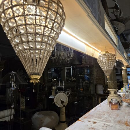 Lampadario a gabbia classico con cristalli sfaccettati e struttura dorata