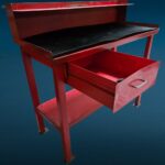 Banchetto da lavoro in ferro artigianale verniciato rosso, con cassetto e tappeto in gomma da 3 mm.