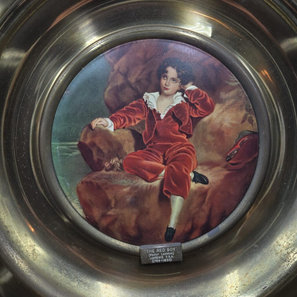 Piatto in ottone Trafford Plaques Old Masters Red Boy, replica decorativa del dipinto di Sir Thomas Lawrence, realizzato in Inghilterra.