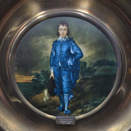 Piatto decorativo in ottone Blue Boy con riproduzione del dipinto "The Blue Boy" di Thomas Gainsborough.