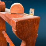 Fuciliera da muro in legno, con ganci robusti, fermo di sicurezza in acciaio e vano con serratura a chiave, perfetta per collezionisti e cacciatori.