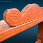 Fuciliera da muro in legno, con ganci robusti, fermo di sicurezza in acciaio e vano con serratura a chiave, perfetta per collezionisti e cacciatori.