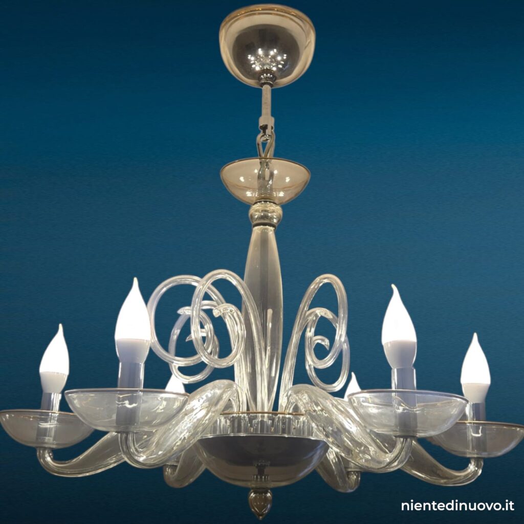 04675_11 Lampadario in vetro soffiato chiaro con 6 luci, struttura raffinata e dettagli a spirale, perfetto per arredare ambienti eleganti con luce armoniosa e sofisticata.