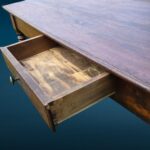 Grande tavolo antico in noce massello 800 con cassetto e gambe tornite
