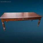 Grande tavolo antico in noce massello 800 con cassetto e gambe tornite