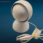 Lampada Artemide Eclisse originale bianca, design Vico Magistretti, icona del design italiano, in eccellenti condizioni e funzionante.