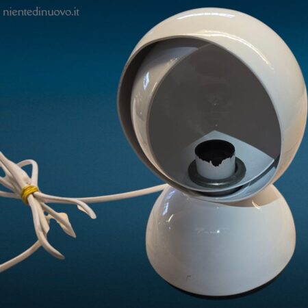 Lampada Artemide Eclisse originale bianca, design Vico Magistretti, icona del design italiano, in eccellenti condizioni e funzionante.