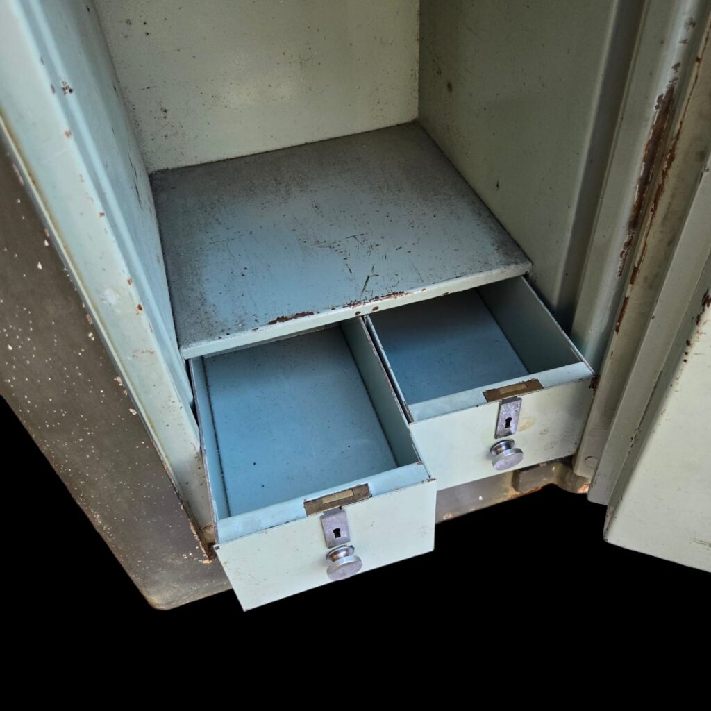 Cassaforte inglese d'epoca con chiavi originali, vano interno e due cassetti