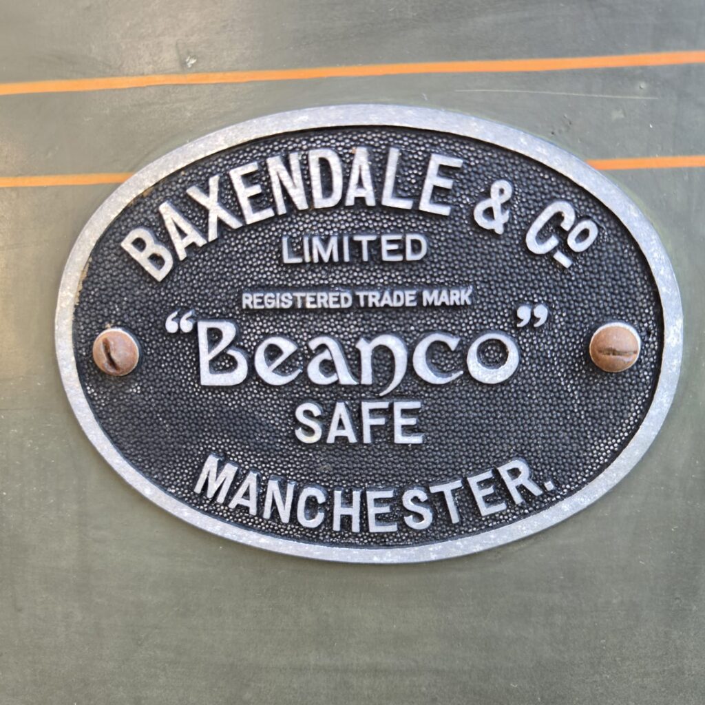 Cassaforte inglese d'epoca con chiavi originali, vano interno e due cassetti