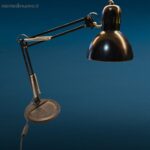 lampada a molle snodata con base in ghisa colore nero, stile vintage industriale