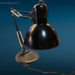 lampada a molle snodata con base in ghisa colore nero, stile vintage industriale