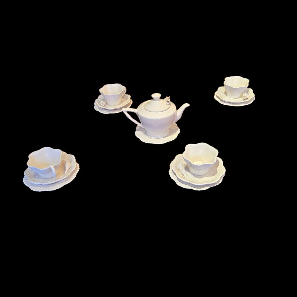 Servizio da tè in ceramica per 4 persone con teiera, tazze sagomate e piattini eleganti