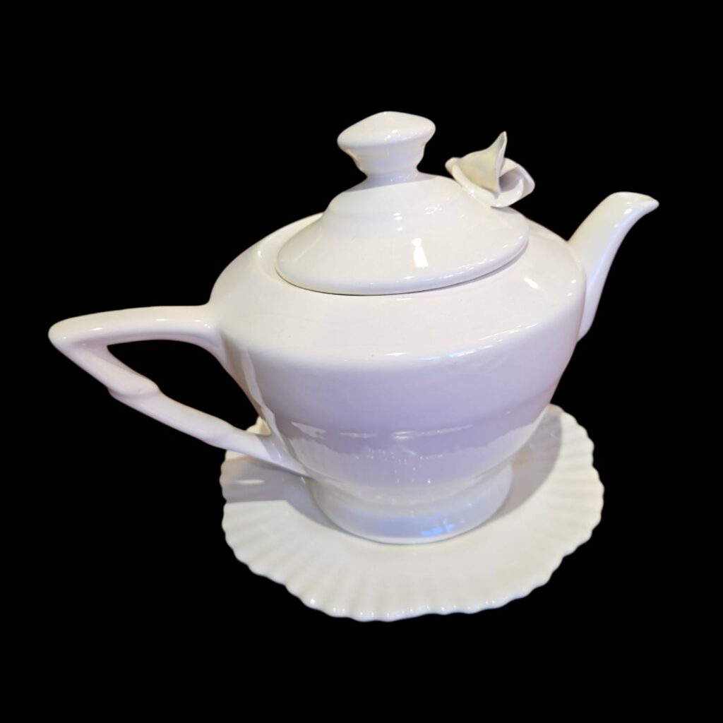 Servizio da tè in ceramica per 4 persone con teiera, tazze sagomate e piattini eleganti