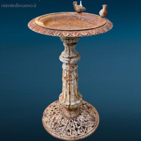 Beverino in ghisa Liberty per uccelli da giardino con base traforata