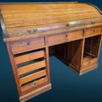 Scrivania roll top a rullo in rovere con serrandine integre e vani capienti