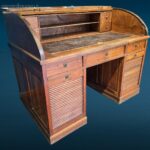 Scrivania roll top a rullo in rovere con serrandine integre e vani capienti