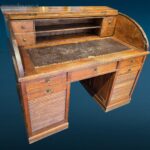 Scrivania roll top a rullo in rovere con serrandine integre e vani capienti