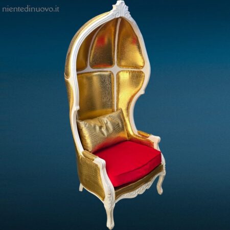 Poltrona Carosse oro in legno bianco con rivestimento dorato e cuscino in velluto rosso