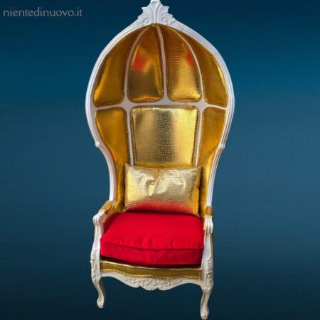 Poltrona Carosse oro in legno bianco con rivestimento dorato e cuscino in velluto rosso