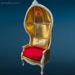 Poltrona Carosse oro in legno bianco con rivestimento dorato e cuscino in velluto rosso