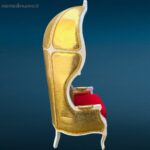 Poltrona Carosse oro in legno bianco con rivestimento dorato e cuscino in velluto rosso