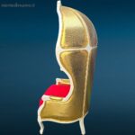 Poltrona Carosse oro in legno bianco con rivestimento dorato e cuscino in velluto rosso