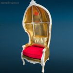 Poltrona Carosse oro in legno bianco con rivestimento dorato e cuscino in velluto rosso
