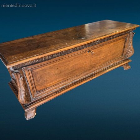 antica cassapanca in noce massiccio del 1600 con serratura originale