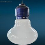 Lampadario vintage a forma di lampadina in vetro opalino bianco anni '70