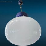Lampadario vintage a forma di lampadina in vetro opalino bianco anni '70