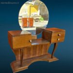 Pettineuse vintage anni ’60 con specchio tondo centrale in condizioni discrete