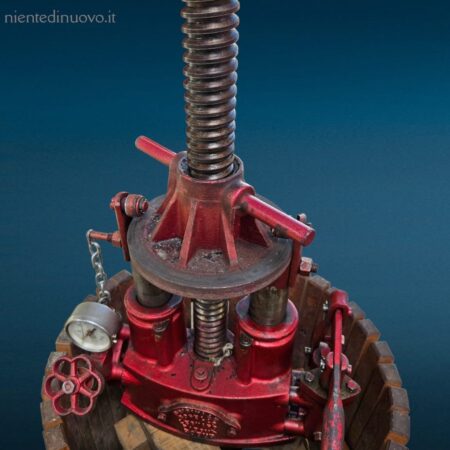 Vecchio torchio idraulico da 55 completo e funzionante per spremitura uva