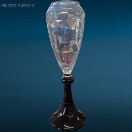 Vaso in vetro con base nera decorativo da interni