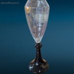 Vaso in vetro con base nera decorativo da interni